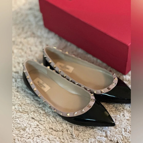 Authentic VALENTINO
Black/Nude Patent Leather Rockstud Flats Size US 38 - Picture 4 of 12